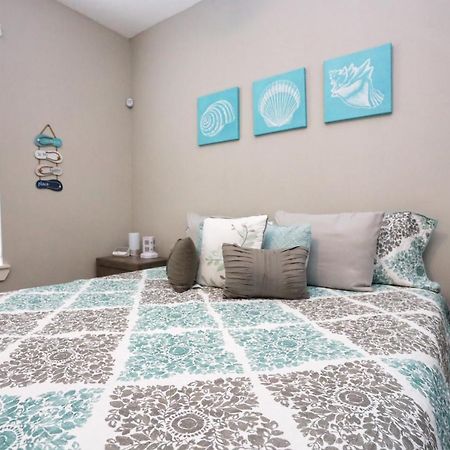 הוילה גלווסטון Hidden Hideaway! Bungalow 2 Blocks From The Beach! Sleeps 3 מראה חיצוני תמונה