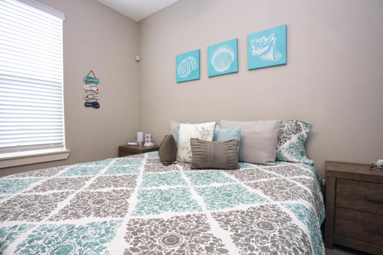 הוילה גלווסטון Hidden Hideaway! Bungalow 2 Blocks From The Beach! Sleeps 3 מראה חיצוני תמונה