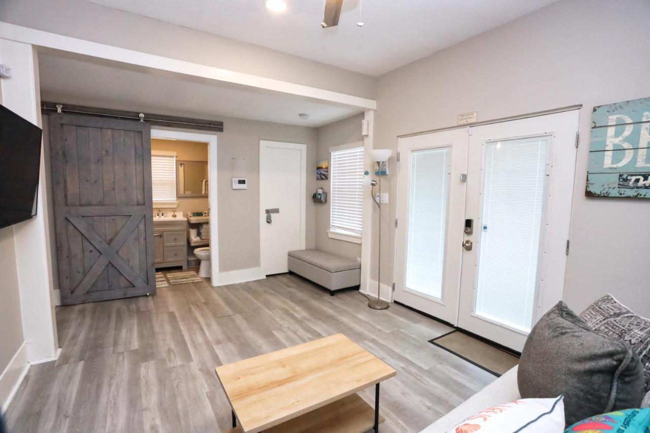 הוילה גלווסטון Hidden Hideaway! Bungalow 2 Blocks From The Beach! Sleeps 3 מראה חיצוני תמונה