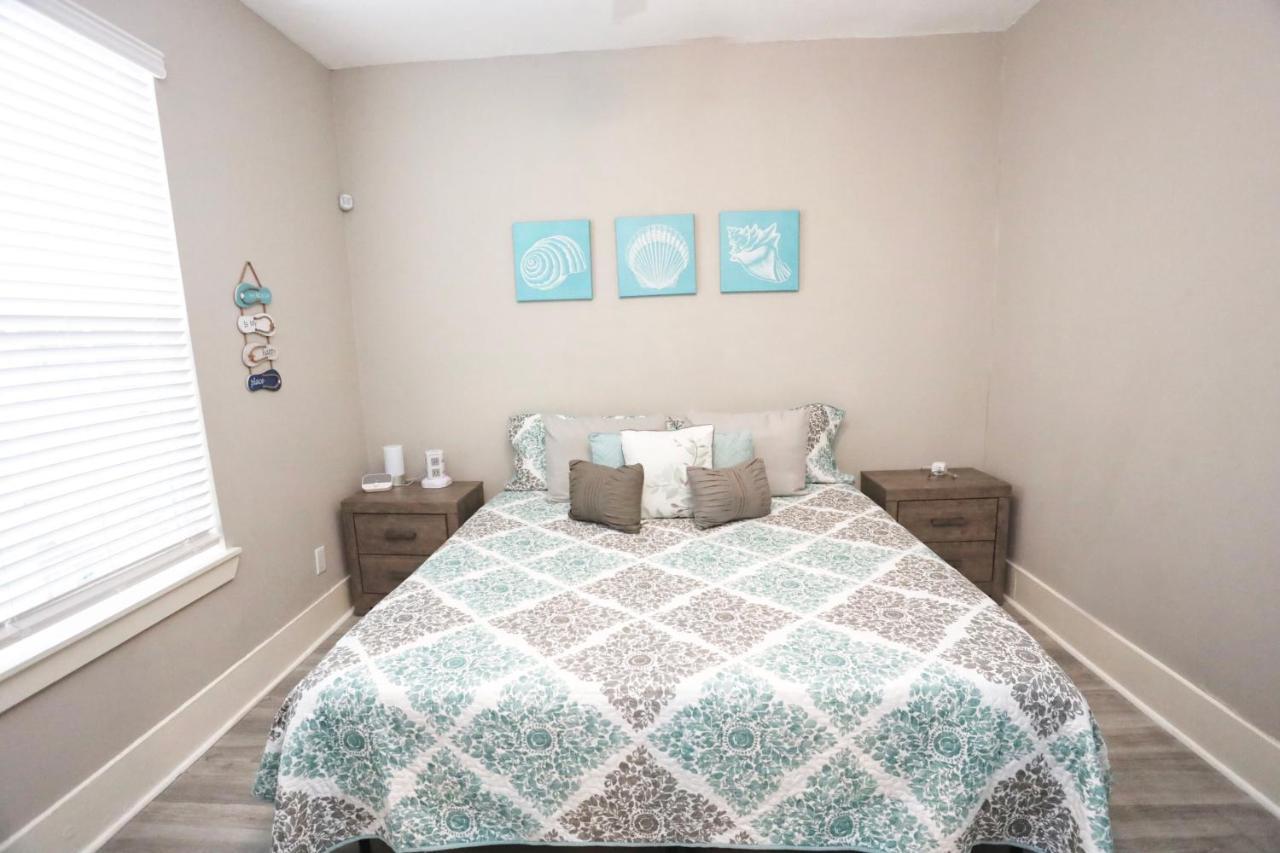 הוילה גלווסטון Hidden Hideaway! Bungalow 2 Blocks From The Beach! Sleeps 3 מראה חיצוני תמונה